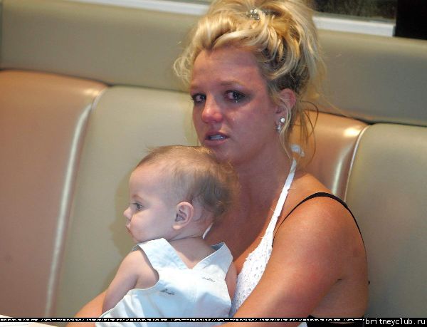Бритни чуть не выронила ребенка1148661612216.jpg(Бритни Спирс, Britney Spears)