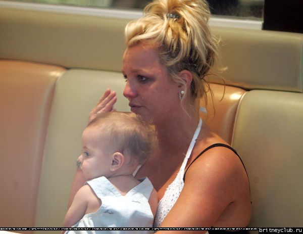 Бритни чуть не выронила ребенка1148661614375.jpg(Бритни Спирс, Britney Spears)