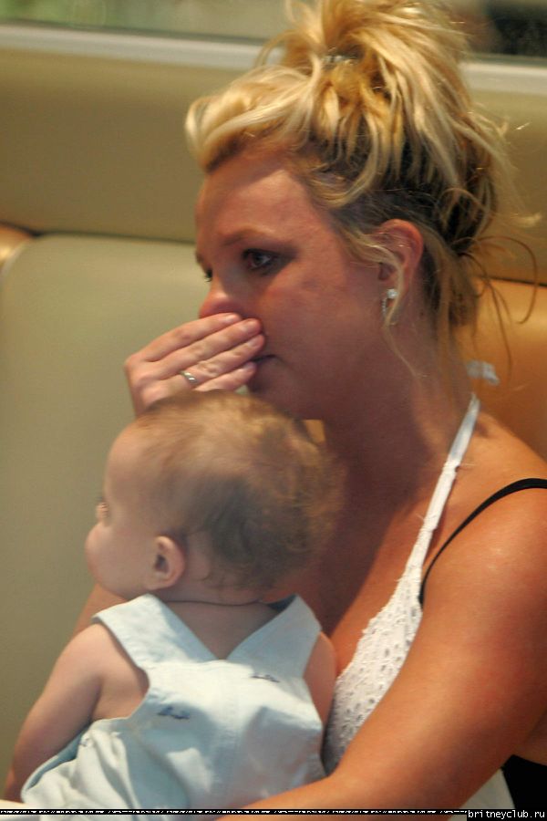 Бритни чуть не выронила ребенка1148661618388.jpg(Бритни Спирс, Britney Spears)