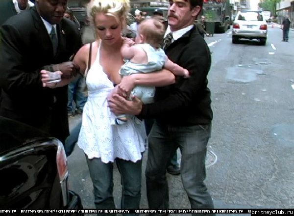 Бритни чуть не выронила ребенка12.jpg(Бритни Спирс, Britney Spears)