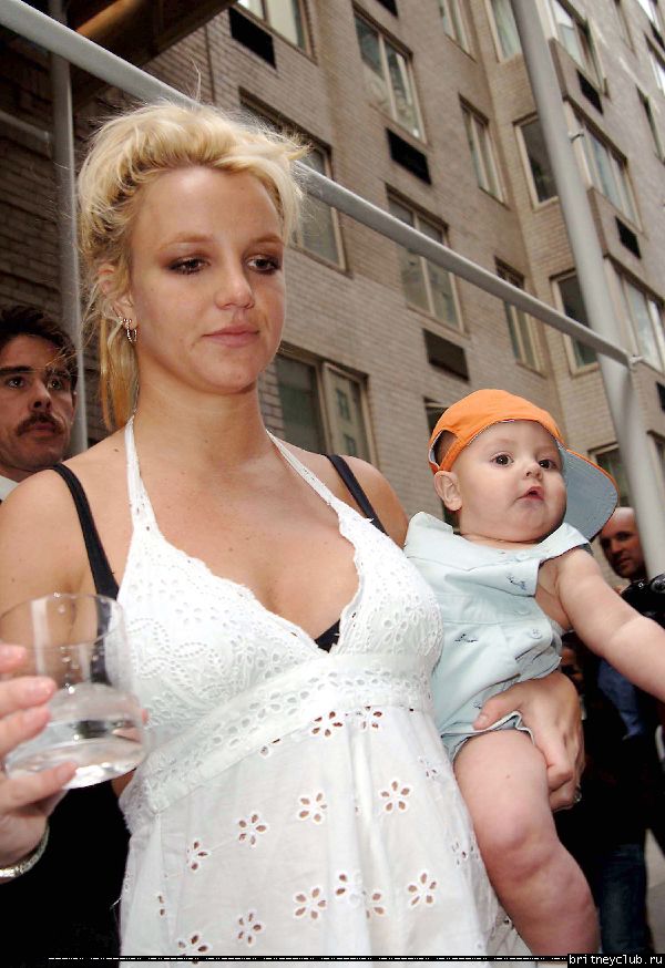 Бритни чуть не выронила ребенка18.jpg(Бритни Спирс, Britney Spears)