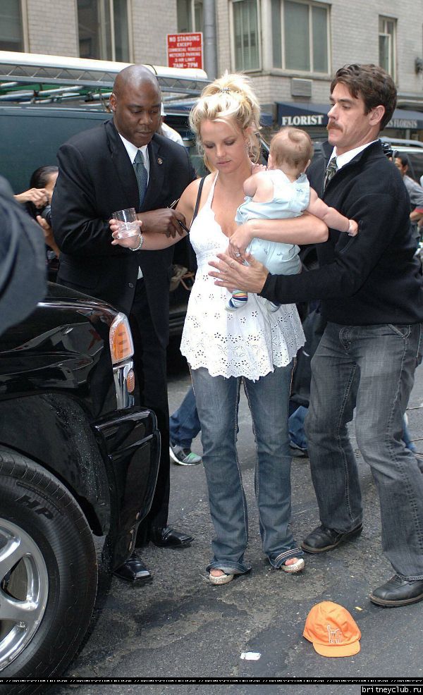 Бритни чуть не выронила ребенка24.jpg(Бритни Спирс, Britney Spears)
