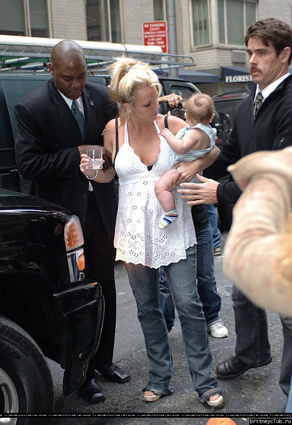 Бритни чуть не выронила ребенка26.jpg(Бритни Спирс, Britney Spears)