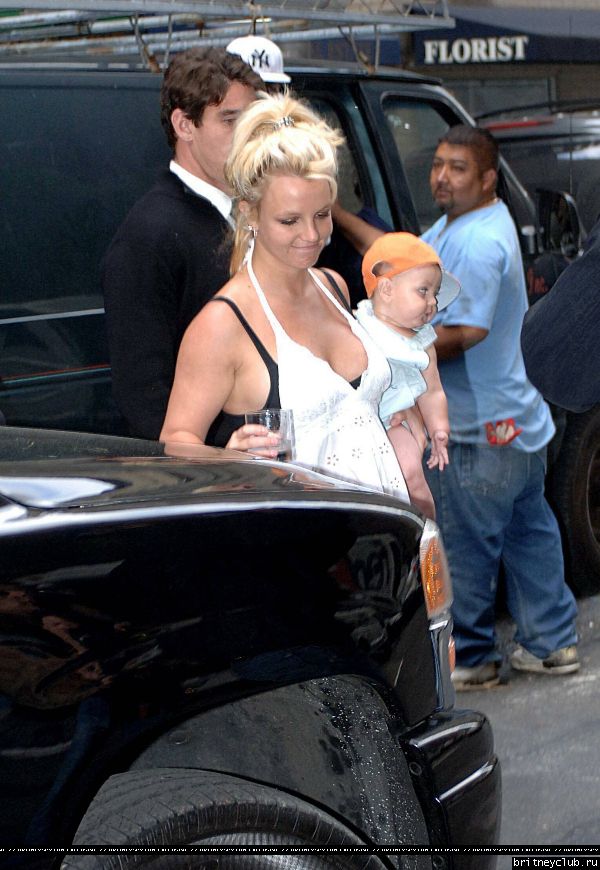 Бритни чуть не выронила ребенка30.jpg(Бритни Спирс, Britney Spears)