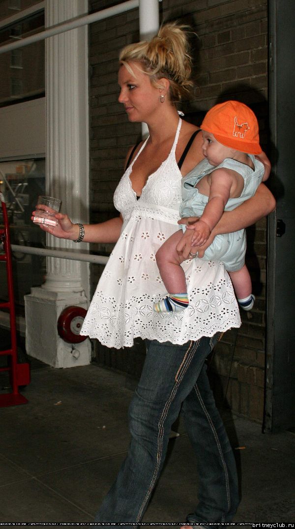 Бритни чуть не выронила ребенка33.jpg(Бритни Спирс, Britney Spears)