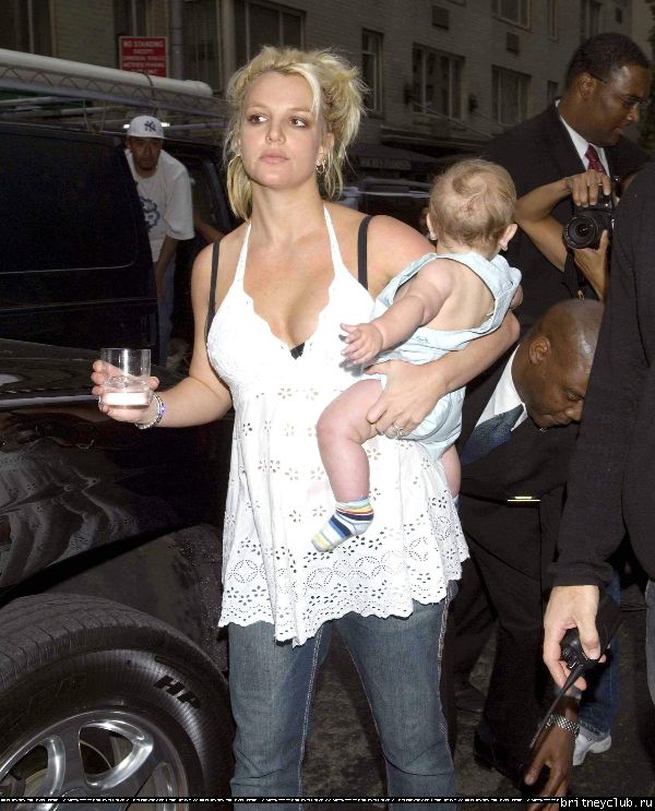 Бритни чуть не выронила ребенка41.jpg(Бритни Спирс, Britney Spears)