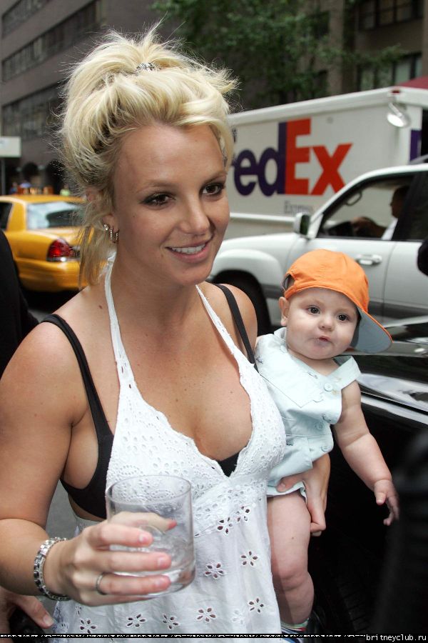 Бритни чуть не выронила ребенка53.jpg(Бритни Спирс, Britney Spears)