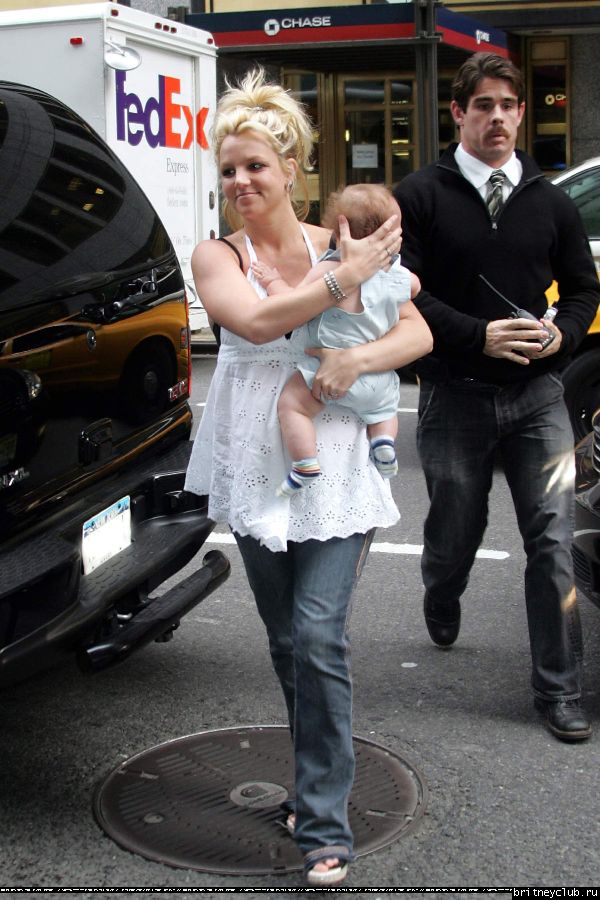 Бритни чуть не выронила ребенка57.jpg(Бритни Спирс, Britney Spears)