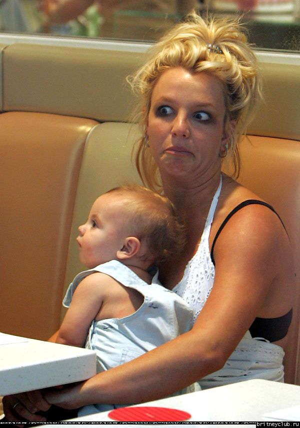 Бритни чуть не выронила ребенка71.jpg(Бритни Спирс, Britney Spears)