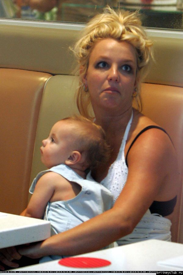Бритни чуть не выронила ребенка73.jpg(Бритни Спирс, Britney Spears)
