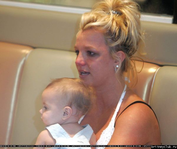 Бритни чуть не выронила ребенка80.jpg(Бритни Спирс, Britney Spears)