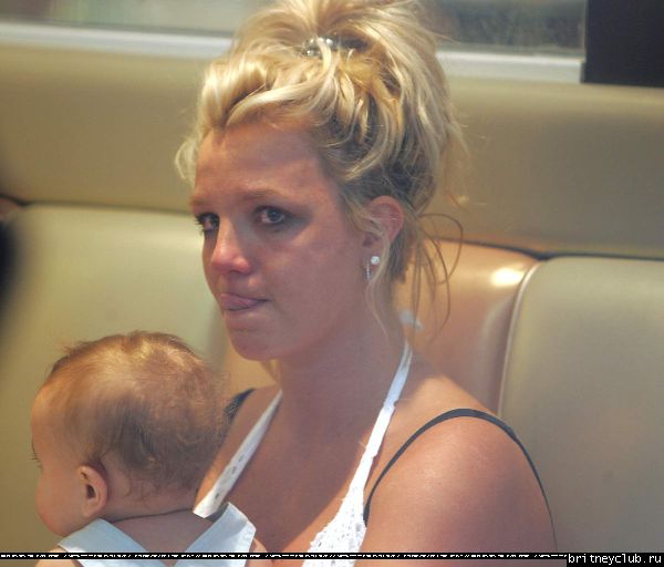 Бритни чуть не выронила ребенка85.jpg(Бритни Спирс, Britney Spears)