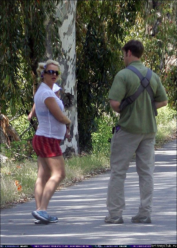 Бритни и Шон на прогулке01.jpg(Бритни Спирс, Britney Spears)