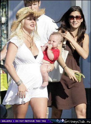 Бритни и Шон наслаждаются солнечным днем в Малибу04.jpg(Бритни Спирс, Britney Spears)