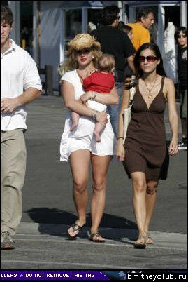 Бритни и Шон наслаждаются солнечным днем в Малибу09.jpg(Бритни Спирс, Britney Spears)