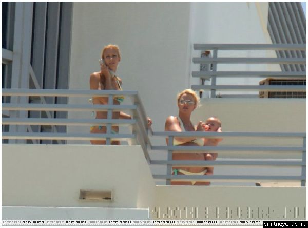 Бритни и Шон на балконе своего номера в отеле Майами01.jpg(Бритни Спирс, Britney Spears)