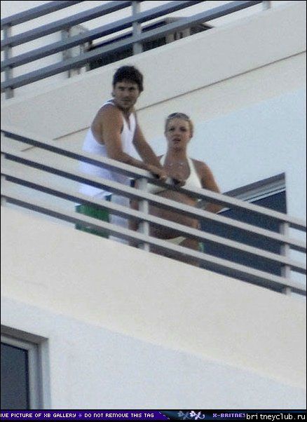 Бритни и Кевин на балконе02.jpg(Бритни Спирс, Britney Spears)