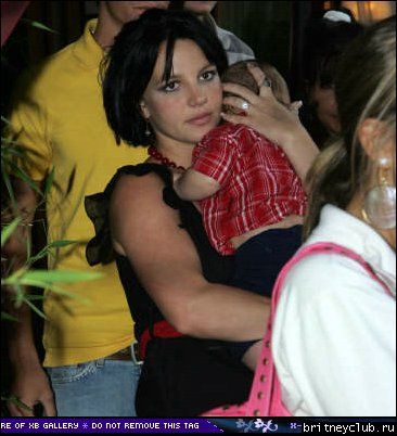 Бритни с семьей посетила ресторан 1151606458755.jpg(Бритни Спирс, Britney Spears)