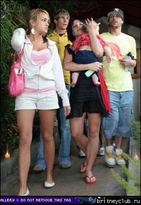 Бритни с семьей посетила ресторан 1151606464936.jpg(Бритни Спирс, Britney Spears)