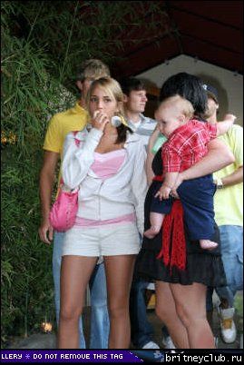 Бритни с семьей посетила ресторан 28.jpg(Бритни Спирс, Britney Spears)