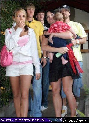Бритни с семьей посетила ресторан 29.jpg(Бритни Спирс, Britney Spears)