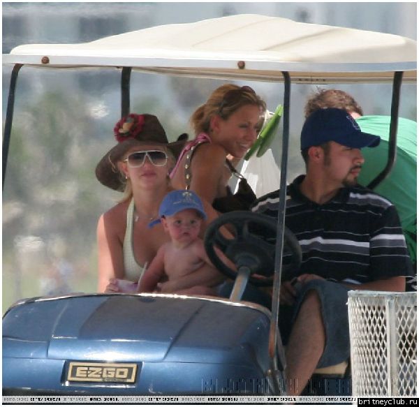 Бритни и Шон катаются на машине для гольфа01.jpg(Бритни Спирс, Britney Spears)