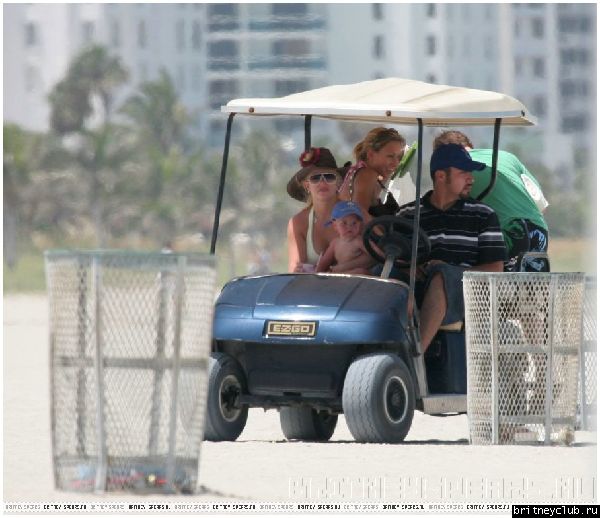 Бритни и Шон катаются на машине для гольфа02.jpg(Бритни Спирс, Britney Spears)
