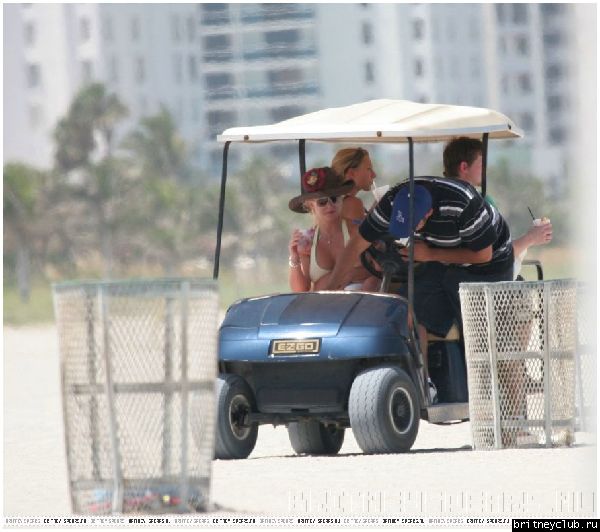 Бритни и Шон катаются на машине для гольфа03.jpg(Бритни Спирс, Britney Spears)