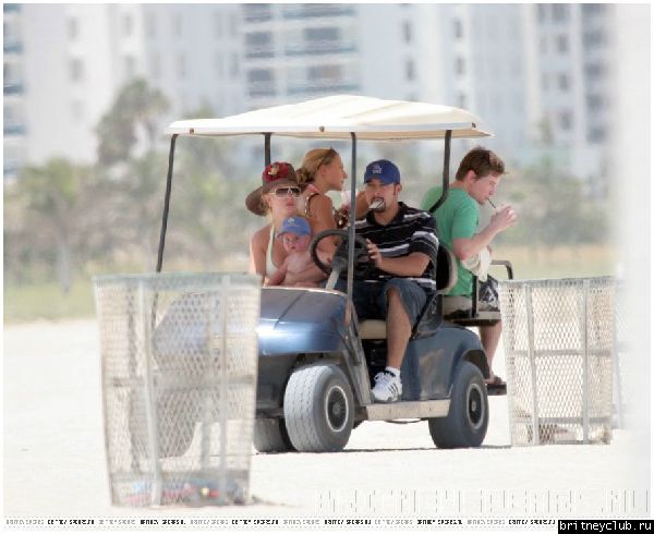 Бритни и Шон катаются на машине для гольфа04.jpg(Бритни Спирс, Britney Spears)