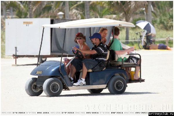 Бритни и Шон катаются на машине для гольфа05.jpg(Бритни Спирс, Britney Spears)