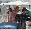 Бритни и Шон катаются на машине для гольфа
