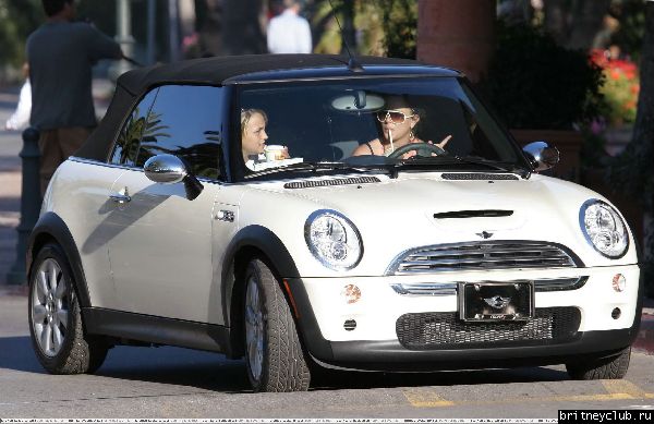 Бритни и Джеми Линн катаются на машине в Малибу01.jpg(Бритни Спирс, Britney Spears)
