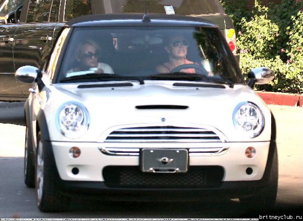 Бритни и Джеми Линн катаются на машине в Малибу03.jpg(Бритни Спирс, Britney Spears)
