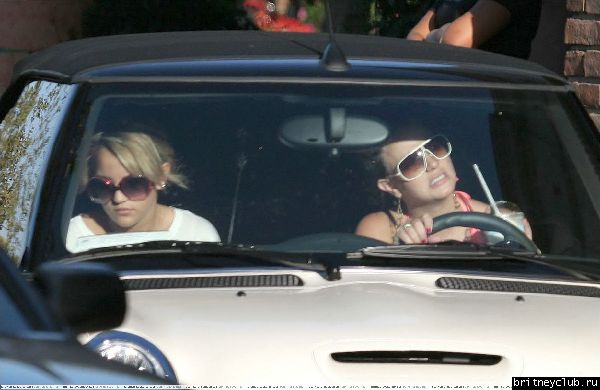 Бритни и Джеми Линн катаются на машине в Малибу04.jpg(Бритни Спирс, Britney Spears)