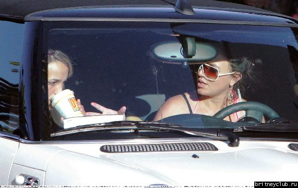 Бритни и Джеми Линн катаются на машине в Малибу08.jpg(Бритни Спирс, Britney Spears)