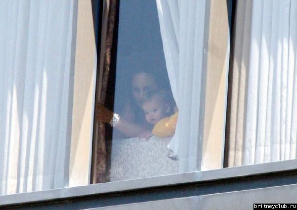 Шон смотрит из окна больницы01.jpg(Бритни Спирс, Britney Spears)