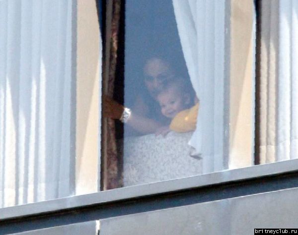 Шон смотрит из окна больницы02.jpg(Бритни Спирс, Britney Spears)
