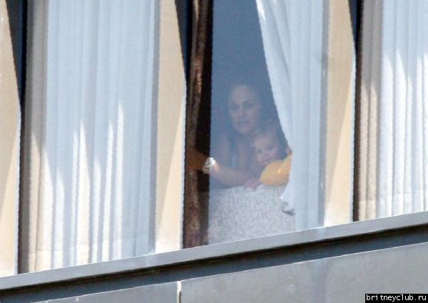 Шон смотрит из окна больницы03.jpg(Бритни Спирс, Britney Spears)