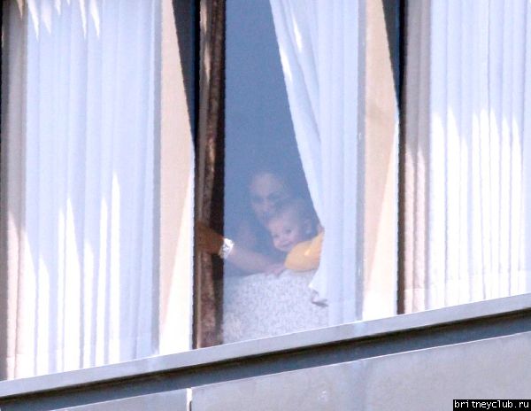 Шон смотрит из окна больницы04.jpg(Бритни Спирс, Britney Spears)