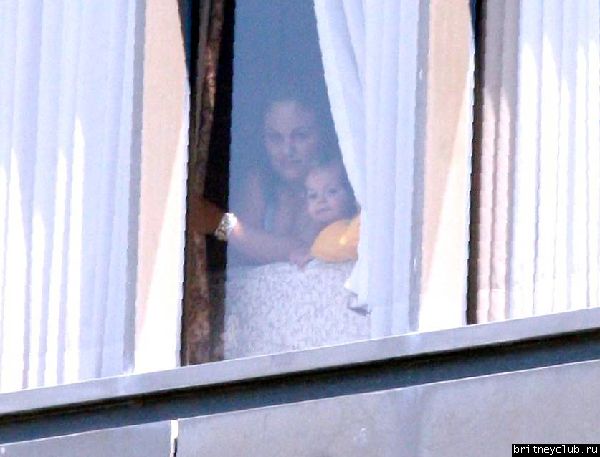 Шон смотрит из окна больницы05.jpg(Бритни Спирс, Britney Spears)