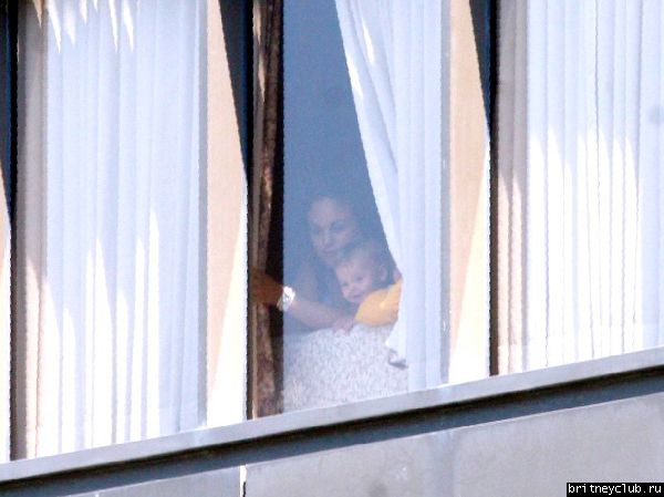 Шон смотрит из окна больницы06.jpg(Бритни Спирс, Britney Spears)