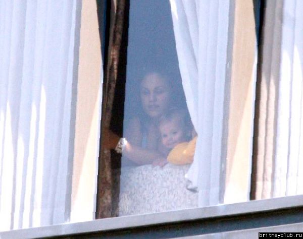 Шон смотрит из окна больницы07.jpg(Бритни Спирс, Britney Spears)