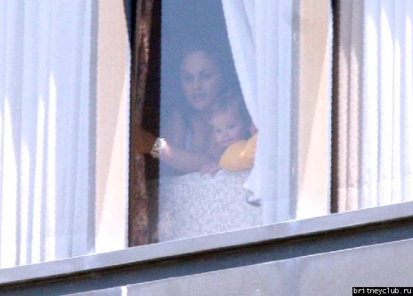 Шон смотрит из окна больницы08.jpg(Бритни Спирс, Britney Spears)