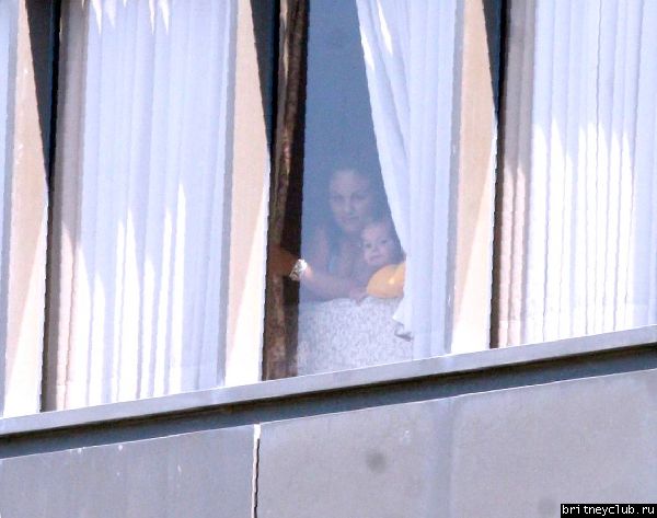 Шон смотрит из окна больницы09.jpg(Бритни Спирс, Britney Spears)