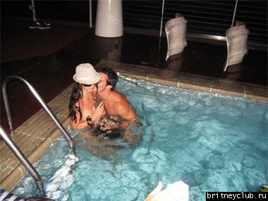 Разные фото Бритни за  2006 год spears_pool2.jpg(Бритни Спирс, Britney Spears)