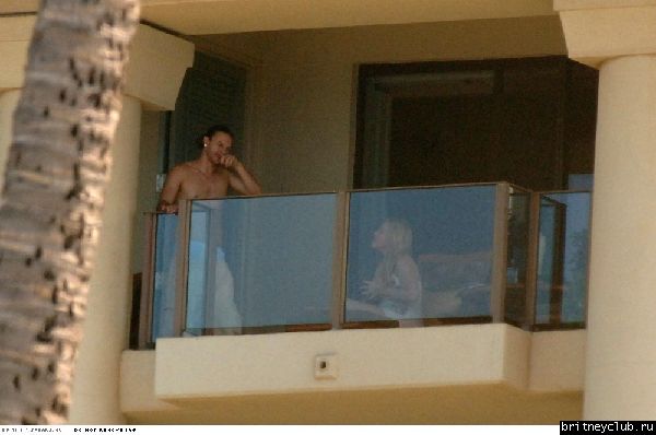 Мауи: Бритни с Шоном и Кевином на балконе012ty.jpg(Бритни Спирс, Britney Spears)