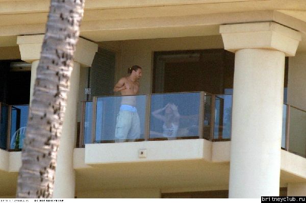 Мауи: Бритни с Шоном и Кевином на балконе027vw.jpg(Бритни Спирс, Britney Spears)