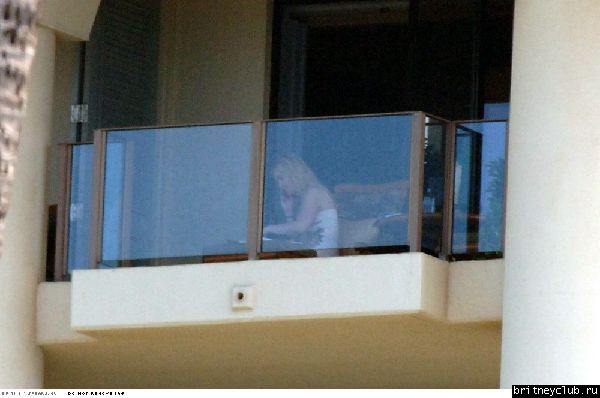 Мауи: Бритни с Шоном и Кевином на балконе05.jpg(Бритни Спирс, Britney Spears)