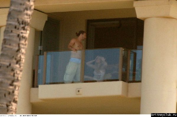 Мауи: Бритни с Шоном и Кевином на балконе1142161525860.jpg(Бритни Спирс, Britney Spears)