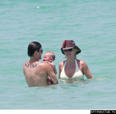 Бритни, Шон и Кевин купаются в океане82794_britney_beach3_bauergriffin.jpg(Бритни Спирс, Britney Spears)